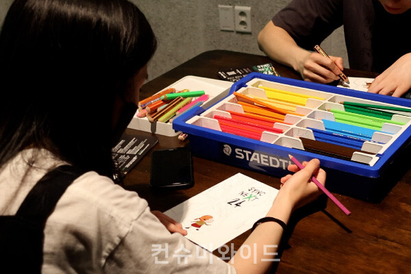 Visitors are making their own posters at the pop-up store. ⓒConsumerwide/ Husoung Jun