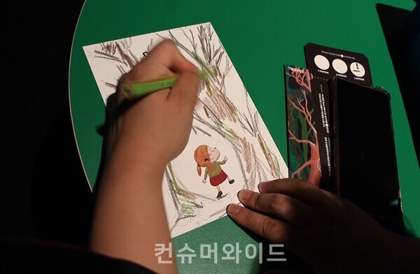 Visitors are making their own posters at the pop-up store. ⓒConsumerwide/ Husoung Jun