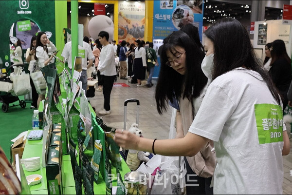The visitors are getting product information at the exhibition hall of Pulmuone Amio during the 2024 Megazoo, a pet industry exhibition. ⓒConsumerwide  Husoung Jun