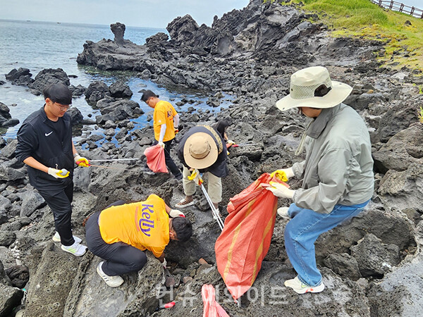 5월31일 바다의 날을 맞아 주류·유통·식품 등 업계가 바다 정화 활동에 나섰다. ⓒ하이트진로 