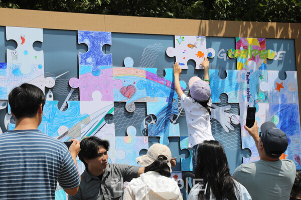 국제 환경단체 그린피스가 세계 해양의 날 맞아 어린이들과 초대형 바다 보호 퍼즐를 설치했다. ⓒ 그린피스