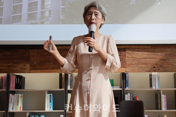 Choi Sungae, the director, is speaking about effective ways to nurture children based on sharing emotions and trust. ⓒConsumerwide/ Husoung Jun