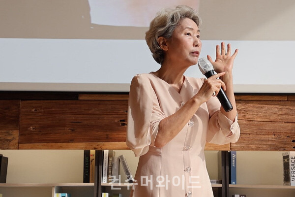 Choi Sungae, the director, is speaking about effective ways to nurture children based on sharing emotions and trust. ⓒConsumerwide/ Husoung Jun