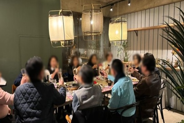 시놀을 통해 중장년들이 모여 즐거운 시간을 누리고 있는 모습  (사진:김민지 대표 제공)