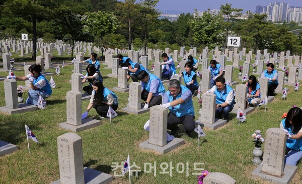 6월 호국보훈의 달을 맞아 기업들이 순국선열과 호국영령들의 숭고한 희생을 기리는 다양한 활동에 나섰다. 사진은 프리드라이프가 서울 동작구에 위치한 국립서울현충원을 방문해 묘역정화 봉사활동을 하고 있다. ⓒ프리드라이프