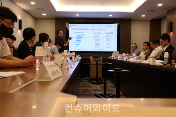 11일 오전 10시 서울 서초동 자동차 회관 6층 모하비실에서 한국자동차모빌리티산업협회(KAMA)가 ‘전기차 수요확대를 위한 소비자 인식개선 방안’ 이라는 주제로 자동차 환경 분야 전문가들이 참여한 친환경차분과 전문위원회를 개최했다. ⓒ컨슈머와이드 전휴성 기자