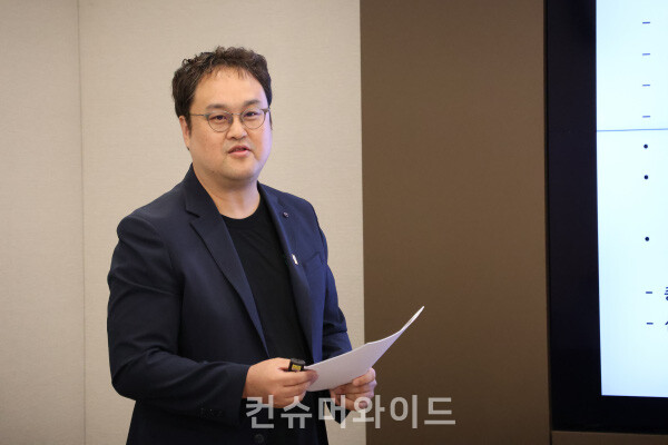 전기차사용자협회 김성태 회장은 발제를 통해 2023년 말 이볼루션과 공동으로 실시한 설문조사 결과를 발표했다. ⓒ컨슈머와이드 전휴성 기자
