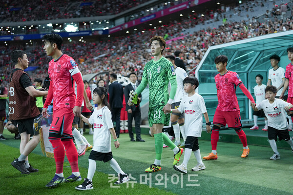 2026 월드컵 2차 예선전에서 대한민국 축구 국가대표와 KT 꿈품교실의 플레이어 에스코트 키즈들이 손잡고 경기장에 입장하는 모습 ⓒKT