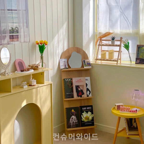 There were small decorations on the corner of the dessert shop, "DEW," which reflect the taste of the CEO, Kim Yiseul, who loves delicate and endearing concepts. ⓒ Consumerwide