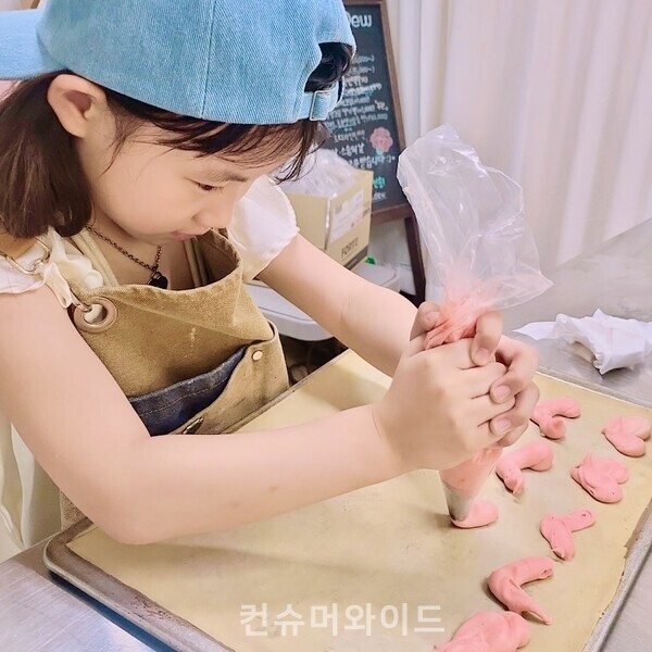 The daughter of CEO Kim Yiseul is spending her time at the shop, helping mom. ⓒ Consumerwide