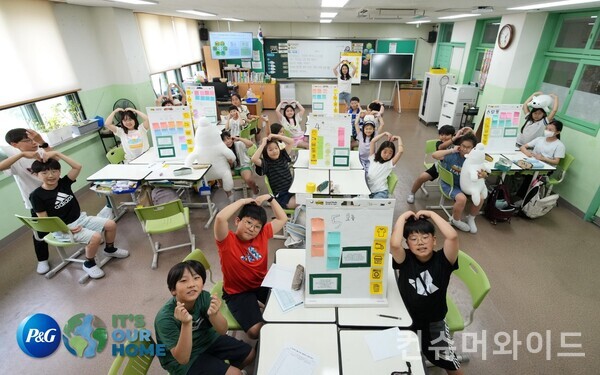 한국P&G가 WWF 한국본부와 서울 보라매초등학교 학생을 대상으로 ‘WWF-P&G 탄소중립 및 전과정 평가 교육’ 프로그램을 진행했다. 사진/한국피앤지