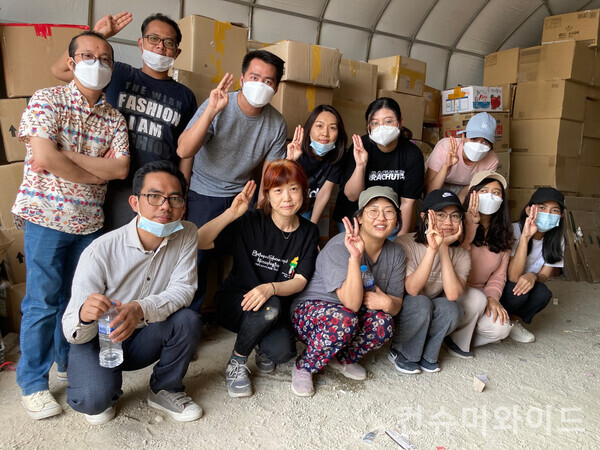 엘지유니참이 내전으로 생활에 어려움을 겪고 있는 미얀마 여성들을 위해 쏘피 생리대 10만장을 기부한다. 사진/엘지유니참