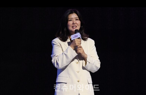 CJ ENM 커머스 부문 성장 추진 김지현 실장이 22일 오전 10시 CJENM 사옥(서울 서초구 방배동 사옥)에서 진행된 CJ온스타일의 초대형 모바일 라이브쇼 신규 프로그램 공개 행사에서 발표를 하고 있다. ⓒ컨슈머와이드 전휴성 기자