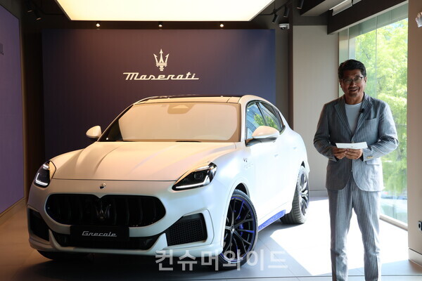 켄 오쿠야마 디자이너가 마세라티 컬러즈 오브 서울 디자인을 설명하고 있다. ⓒ컨슈머와이드 전휴성 기자