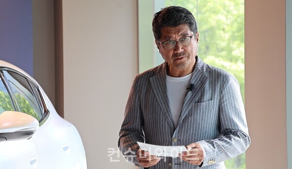 켄 오쿠야마 디자이너가 마세라티 컬러즈 오브 서울 디자인을 설명하고 있다. ⓒ컨슈머와이드 전휴성 기자