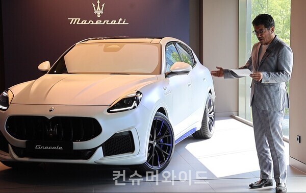 켄 오쿠야마 디자이너가 마세라티 컬러즈 오브 서울 디자인을 설명하고 있다. ⓒ컨슈머와이드 전휴성 기자