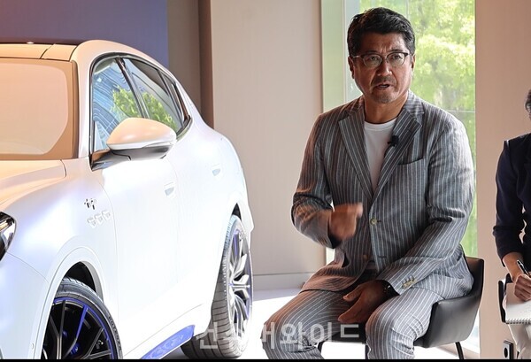 켄 오쿠야마 디자이너가 마세라티 컬러즈 오브 서울 디자인을 설명하고 있다. ⓒ컨슈머와이드 전휴성 기자