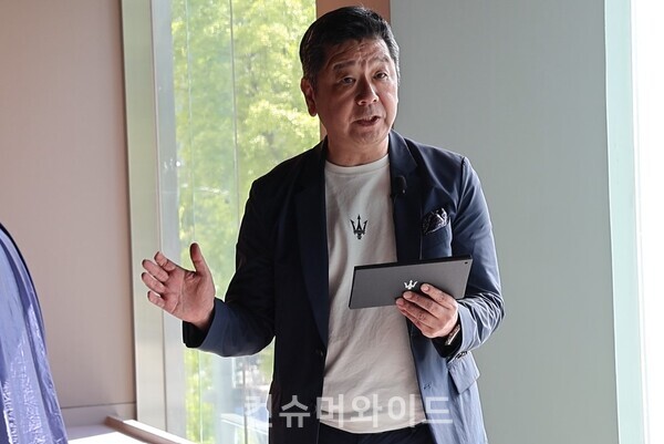 다카유키 기무라(Takayuki Kimura) 마세라티 코리아 총괄책임자가 4일 오전 10시 마세라티 강남 전시장에 대해 설명하고 있다. ⓒ컨슈머와이드 전휴성 기자