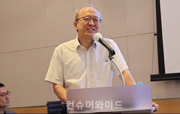 박성지 대전보건대 교수가 12일 오전 10시 여의도 FKI컨퍼런스센터 3층 다이아몬드 룸에서 진행된 “자동차 급발진 의심 사고 설명회”에서 ‘급발진 의심 사고 분석절차’ 주제 발표를 하고 있다. ⓒ컨슈머와이드 전휴성 기자