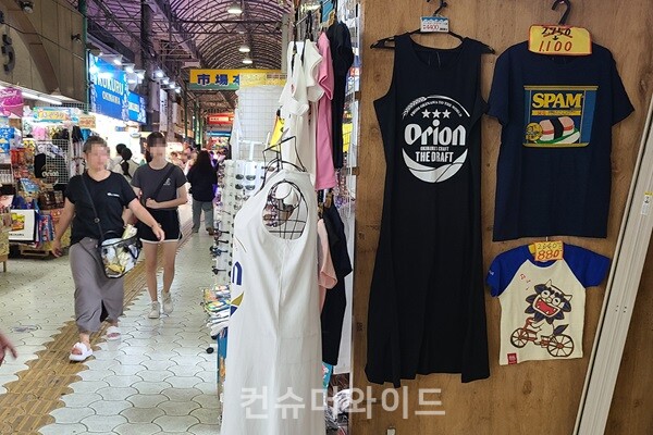 오키나와 시장의 기념품 가게의 스팸 티셔츠  / 사진제공: 인세호 ⓒ 컨슈머와이드