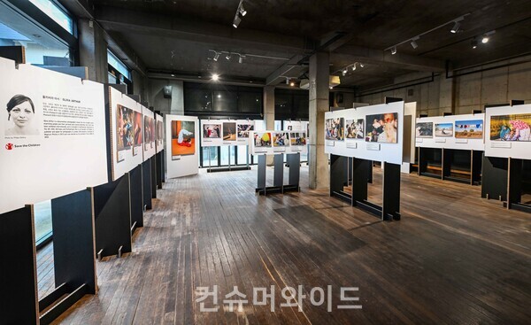 유니클로가 세계적인 사진작가 그룹인 매그넘 포토스(Magnum Photos)와 ‘글로벌 사진전 - PEACE FOR ALL’ 전시회를 개최한다. 사진/유니클로