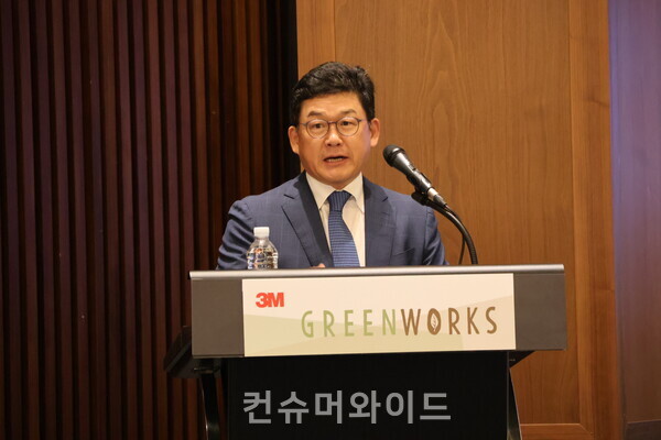 이정환 한국쓰리엠 대표이사가 23일 오후 3시 서울 파라스파라 서울 그랜드볼룸에서 진행된 한국쓰리엠 그린웍스 세미나에서 세미나에 대해 설명하고 있다. ⓒ컨슈머와이드 전휴성 기자