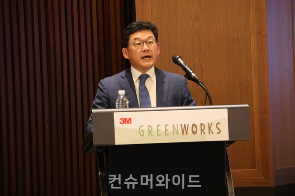 이정환 한국쓰리엠 대표이사가 23일 오후 3시 서울 파라스파라 서울 그랜드볼룸에서 진행된 한국쓰리엠 그린웍스 세미나에서 세미나에 대해 설명하고 있다. ⓒ컨슈머와이드 전휴성 기자