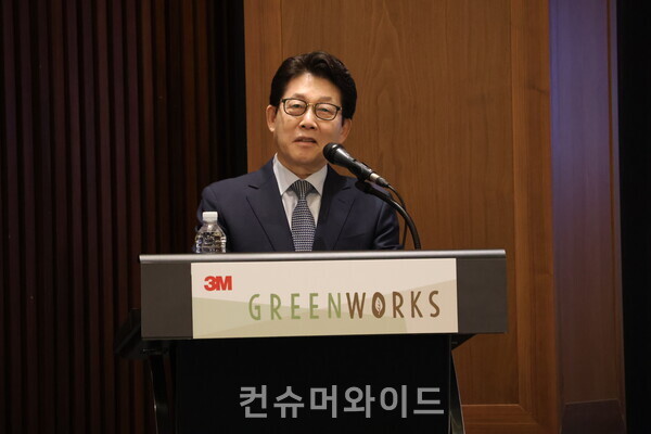 조명래 단국대 석좌교수(前환경부장관)가 23일 오후 3시 서울 파라스파라 서울 그랜드볼룸에서 진행된 한국쓰리엠 그린웍스 세미나에서 출사를 하고 있다. ⓒ컨슈머와이드 전휴성 기자