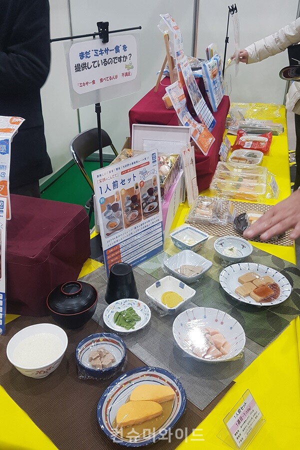 케어밀 주식회사 부스의 연하식 차림/ 사진제공: 인세호 ⓒ 컨슈머와이드