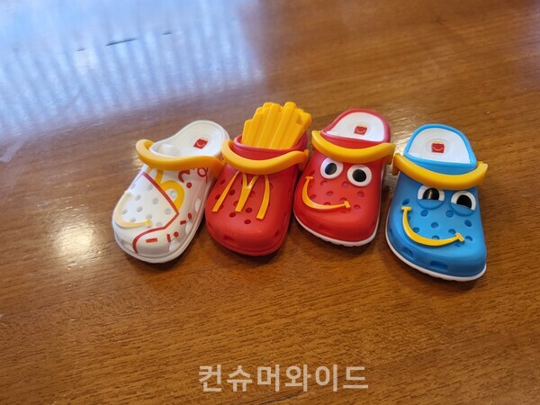 3일 한 고객에게 요청해 촬영한 해피밀 2차 크록스 토이 ⓒ컨슈머와이드 전휴성 기자