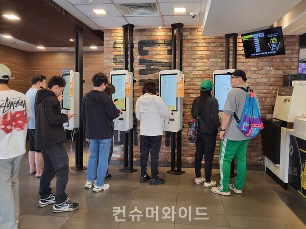 3일 오전 10시 서울 강서구 소재 맥도날드 매장에는 해피밀을 구매하려는 소비자들로 붐볐다. ⓒ컨슈머와이드 전휴성 기자