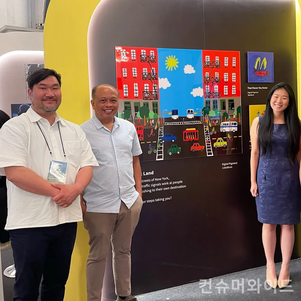 키뮤스튜디오가 싱가포르 차임스홀에서 열린 국내 예술분야 창업기업을 위한 자체 전시회 ‘Pro+Art Exhibition’을 성공적으로 마쳤다고 밝혔다. 사진/키뮤스튜디오