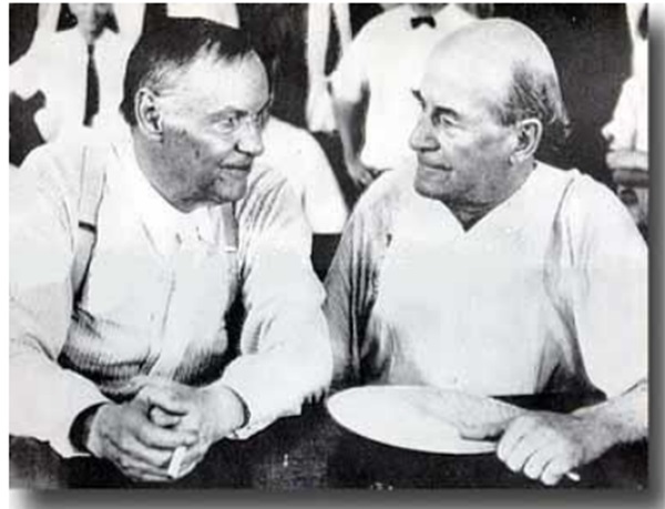  클러렌스 대로우(Clarence Darrow, 좌)와 윌리암 제닝스 브라이언 (William Jennings Bryan, 우). /Photo Credit: CORBIS/Bettmann)