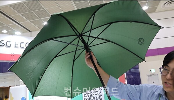 에이트린 정우재 대표가 친환경 우산에 대해 설명하고 있다. ⓒ컨슈머와이드 전휴성 기자