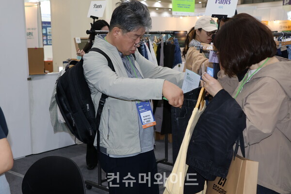 다시입다연구소 의류 교환 캠페인에 참여 중인 가치소비자들 ⓒ컨슈머와이드 전휴성 기자