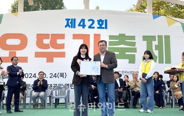 유니클로가 장애인의류리폼지원 사업으로 오뚜기 축제에서 보건복지부 장관 표창을 수상했다고 밝혔다. 사진/유니클로