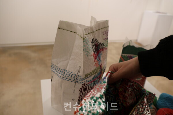 죽음의 바느질 클럽 작품ⓒ컨슈머와이드 전휴성 기자