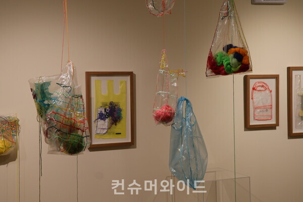 죽음의 바느질 클럽 작품ⓒ컨슈머와이드 전휴성 기자