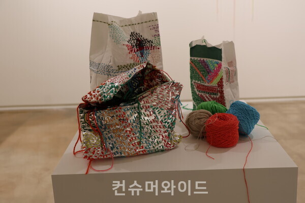 죽음의 바느질 클럽 작품 ⓒ컨슈머와이드 전휴성 기자