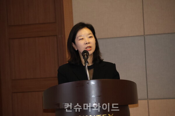 지난 9월 25일 고양 킨텍스에서 전기차 화재 예방과 수요 확대 전략 포럼에서 박소담 변호사가 발표를 하고 있다. ⓒ컨슈머와이드 전휴성 기자