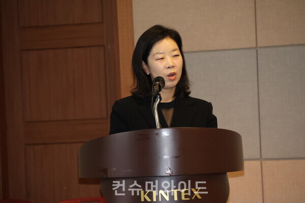 지난 9월 25일 고양 킨텍스에서 전기차 화재 예방과 수요 확대 전략 포럼에서 박소담 변호사가 발표를 하고 있다. ⓒ컨슈머와이드 전휴성 기자