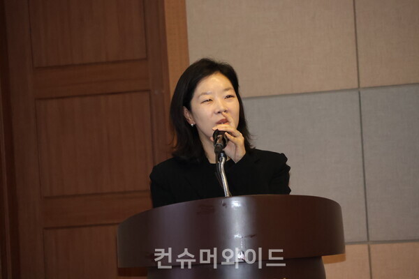 지난 9월 25일 고양 킨텍스에서 전기차 화재 예방과 수요 확대 전략 포럼에서 박소담 변호사가 발표를 하고 있다. ⓒ컨슈머와이드 전휴성 기자