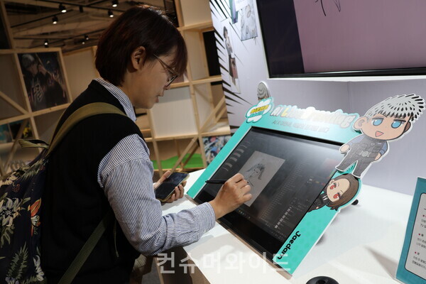 이현세 AI 라이브 드로잉 프로그램을 체험 중인 관람객 ⓒ컨슈머와이드 전휴성 기자