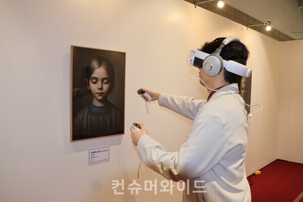 XR 인터랙션 무비를 체험하고 있는 관람객 ⓒ컨슈머와이드 전휴성 기자