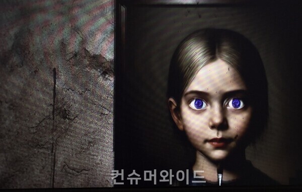 XR 인터랙션 무비를 체험하고 있는 관람객이 보는 영상 일부분 ⓒ컨슈머와이드 전휴성 기자