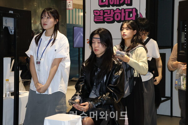 몽상정원 부스에서 관람객이 체험을 하고 있다. ⓒ컨슈머와이드 전휴성 기자