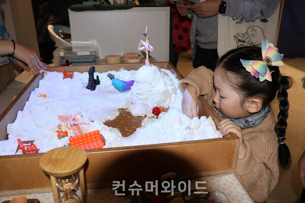 띵커비의 라리마 콘텐츠를 체험 중인 어린 여아 모습ⓒ컨슈머와이드 전휴성 기자