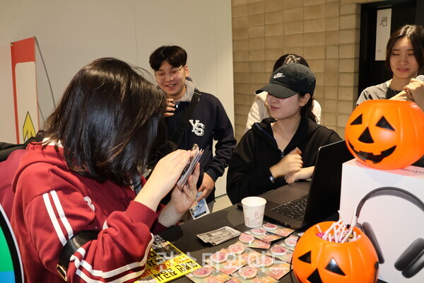 슈퍼톤 체험존에서 체험하고 있는 관람객들 ⓒ컨슈머와이드 전휴성 기자