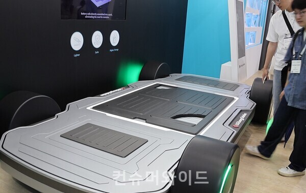 지난 8월EVS37에서 관람객들이 전기차 배터리를 보고 있다.ⓒ컨슈머와이드 DB