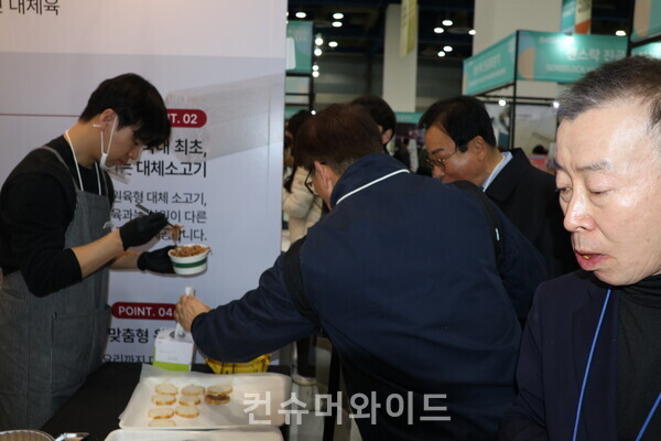 대체육 시식 행사 모습  ⓒ컨슈머와이드 전휴성 기자